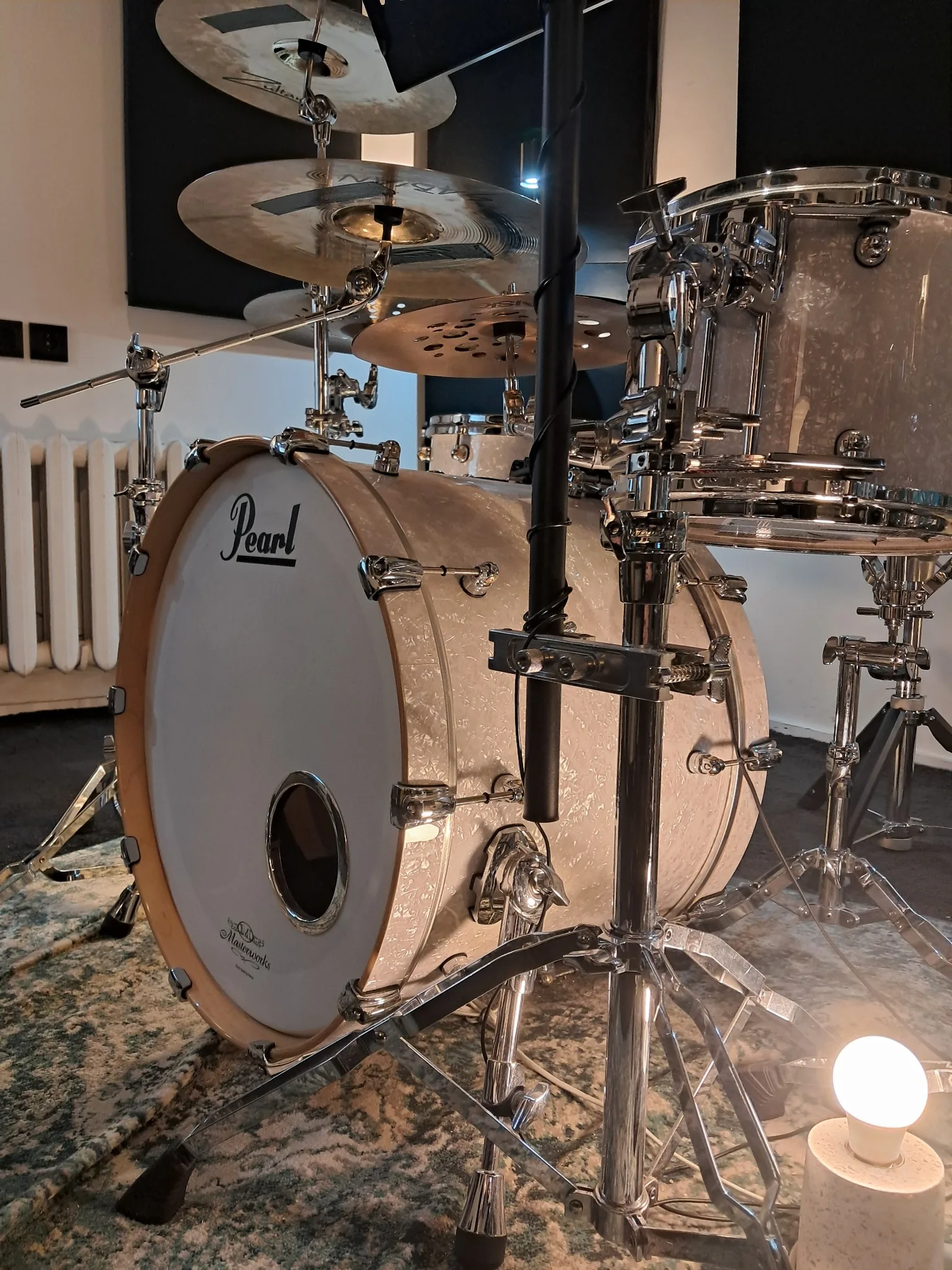 Pearl Masterworks bosinis būgnas ir stovai