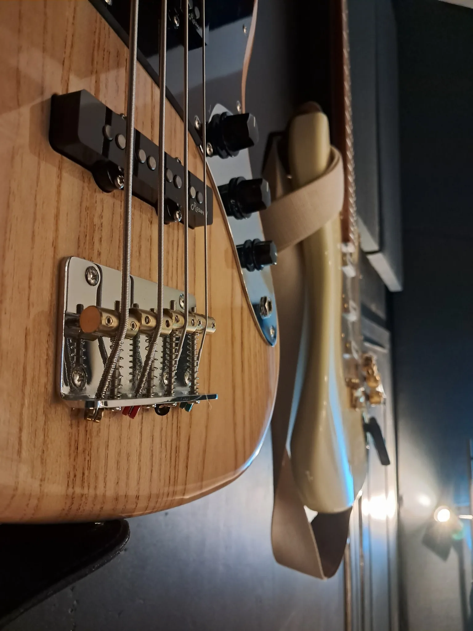 Bosinės gitaros detalė
