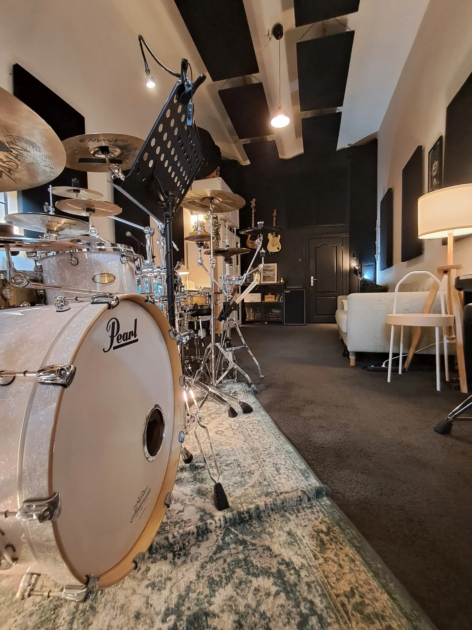 Pearl būgnai ir visas studijos vaizdas